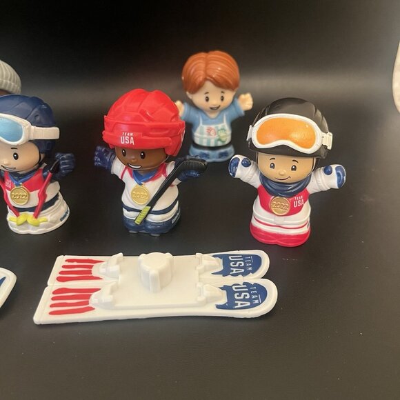Fisher Price Little People 2022 Winter Olympics with Snowboards & Others Figures - Picture 3 of 11